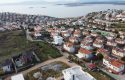 SEFERİHİSAR TEPECİK’TE 355 M2 ÜÇ TARAFI YOL KÖŞE PARSEL