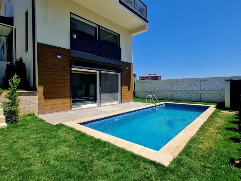 SEFERİHİSAR DOĞANBEY’DE MÜSTAKİL HAVUZLU LÜKS VİLLALAR