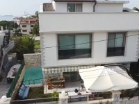 URLA KALABAK’TA MUHTEŞEM KONUMDA 4+1 HAVUZLU TRİPLEKS VİLLA