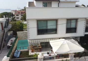 URLA KALABAK’TA MUHTEŞEM KONUMDA 4+1 HAVUZLU TRİPLEKS VİLLA