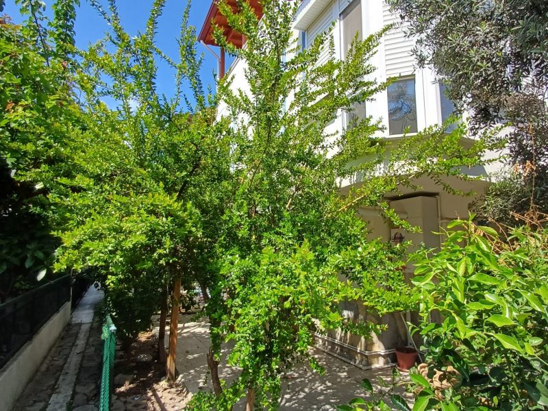 URLA ZEYTİNALANINDA BAHÇELİ DOĞALGAZLI 4+2 TRİPLEKS VİLLA