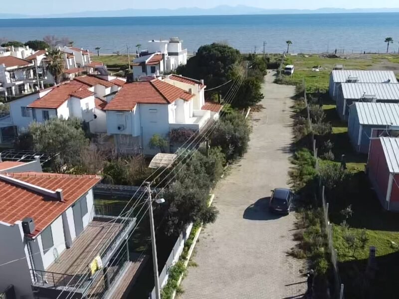 SEFERİHİSAR DOĞANBEY’DE DENİZLE İÇ İÇE FUL TADİLATLI 4+1 VİLLA