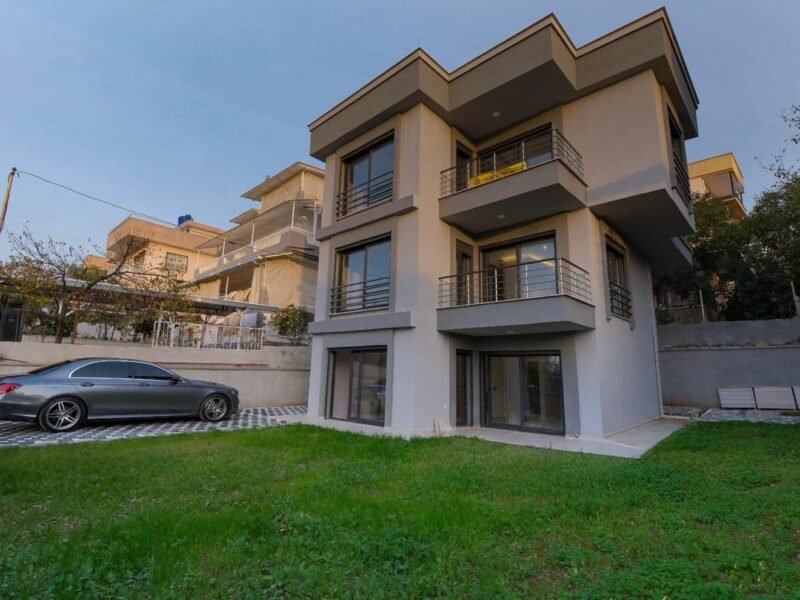 SEFERİHİSAR TEPECİK’TE DENİZ MANZARALI TAM MÜSTAKİL ÖZEL TASARIM 3+2 TRİPLEKS VİLLA