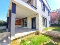 SEFERİHİSAR DOĞANBEY’DE OKULA VE PERŞEMBE PAZARINA KOMŞU SIFIR MÜSTAKİL 3+1 VİLLA