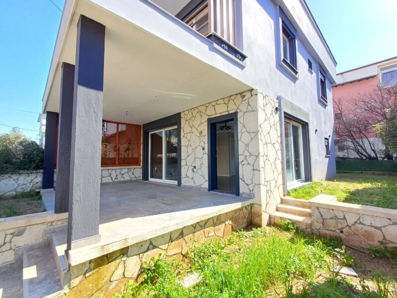 SEFERİHİSAR DOĞANBEY’DE OKULA VE PERŞEMBE PAZARINA KOMŞU SIFIR MÜSTAKİL 3+1 VİLLA