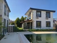 SEFERİHİSAR DOĞANBEY’DE BUTİK SİTEDE HAVUZLU 3+1 MÜSTAKİL VİLLA