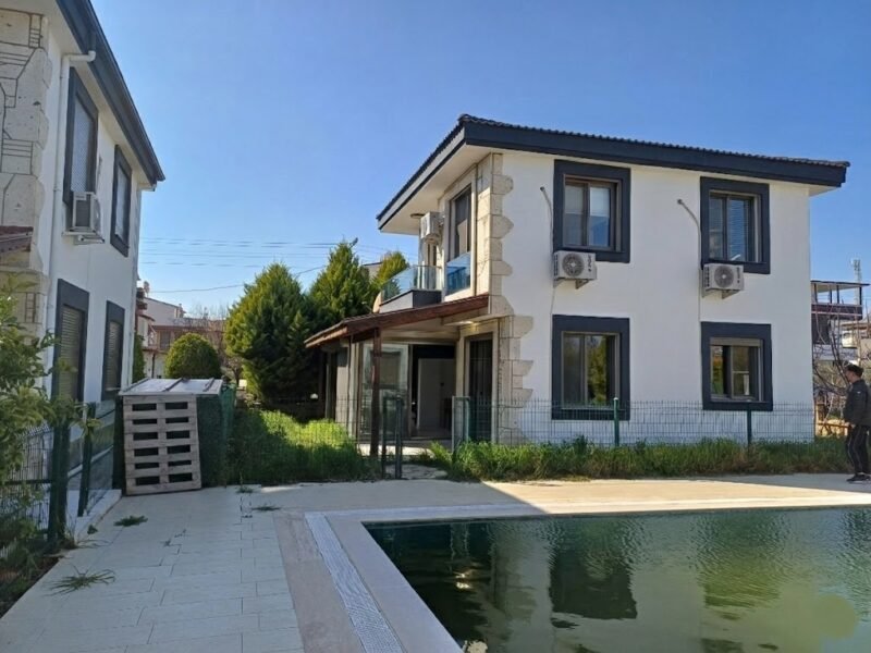 SEFERİHİSAR DOĞANBEY’DE BUTİK SİTEDE HAVUZLU 3+1 MÜSTAKİL VİLLA