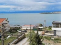 AKARCA’DA DENİZE 150 mt MESAFEDE ARSA FİYATINA NA TAMAM TRİPLEKS