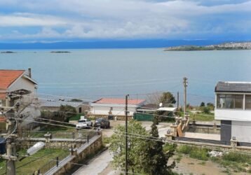 AKARCA’DA DENİZE 150 mt MESAFEDE ARSA FİYATINA NA TAMAM TRİPLEKS