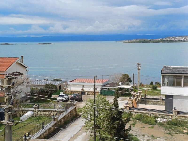 AKARCA’DA DENİZE 150 mt MESAFEDE ARSA FİYATINA NA TAMAM TRİPLEKS