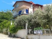 AKARCA’DA DENİZE YAKIN DENİZ MANZARALI KÖŞE TRİPLEKS VİLLA