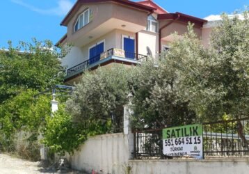 AKARCA’DA DENİZE YAKIN DENİZ MANZARALI KÖŞE TRİPLEKS VİLLA