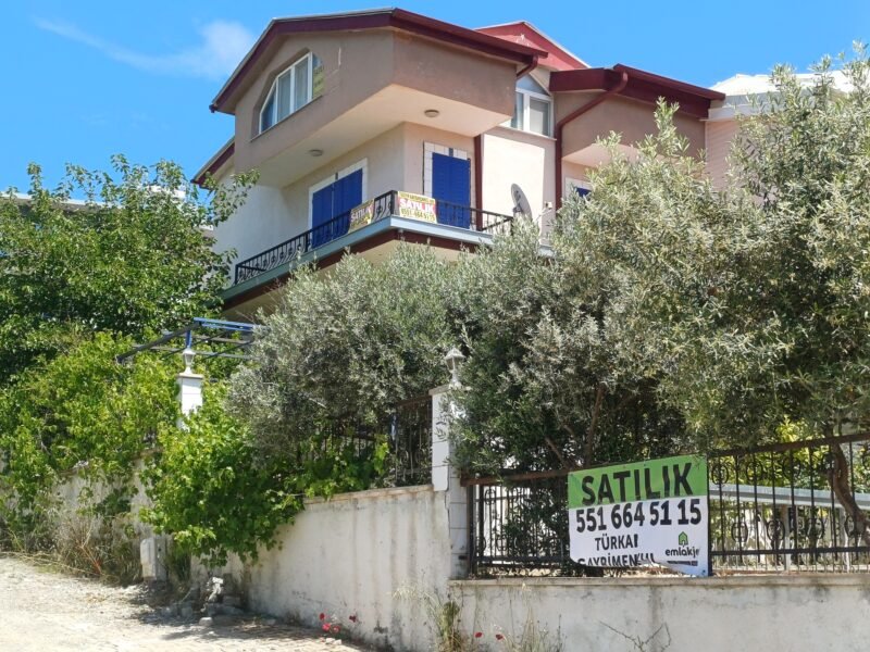 AKARCA’DA DENİZE YAKIN DENİZ MANZARALI KÖŞE TRİPLEKS VİLLA
