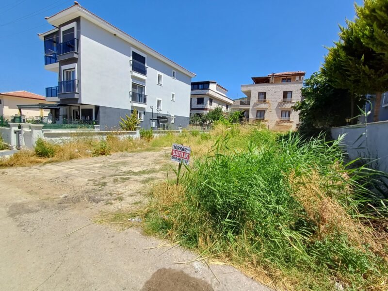 YENİFOÇA’DA PLAJLARA VE MARİNA’YA 1.5 KM MESFEDE İMARLI ARSA