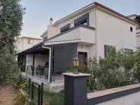 CUMHURİYET MAH. 3+1 BAHÇELİ SATILIK KÖŞE VİLLA